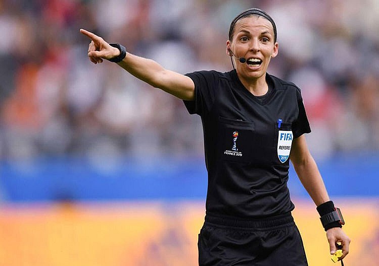 Stéphanie Frappart - Người phụ nữ đầu tiên làm trọng tài tại World Cup nam
