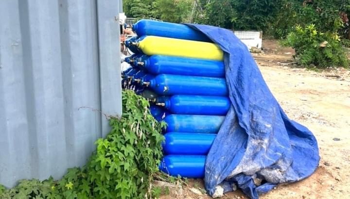 Kho chứa bình khí cười dưới chân cầu. Ảnh: CACC