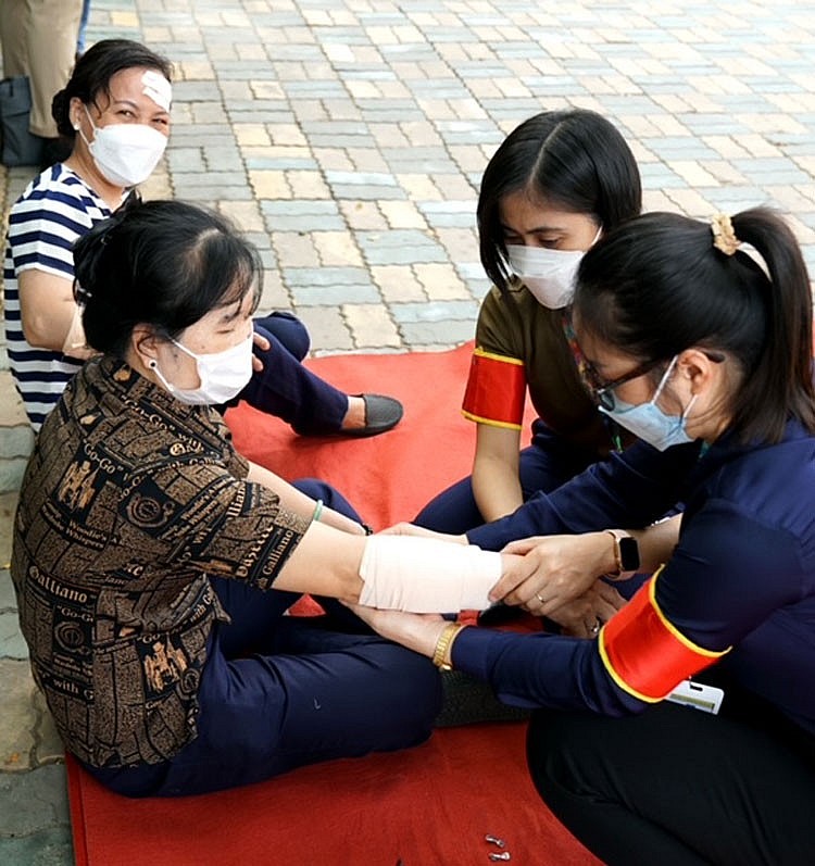 Diễn tập phương án chữa cháy, cứu hộ tại tòa nhà PV GAS Tower Diễn tập phương án chữa cháy, cứu hộ tại tòa nhà PV GAS Tower