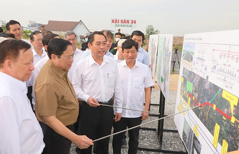 Thủ tướng Chính phủ khảo sát một số dự án giao thông kết nối Đông Nam bộ với Bình Dương