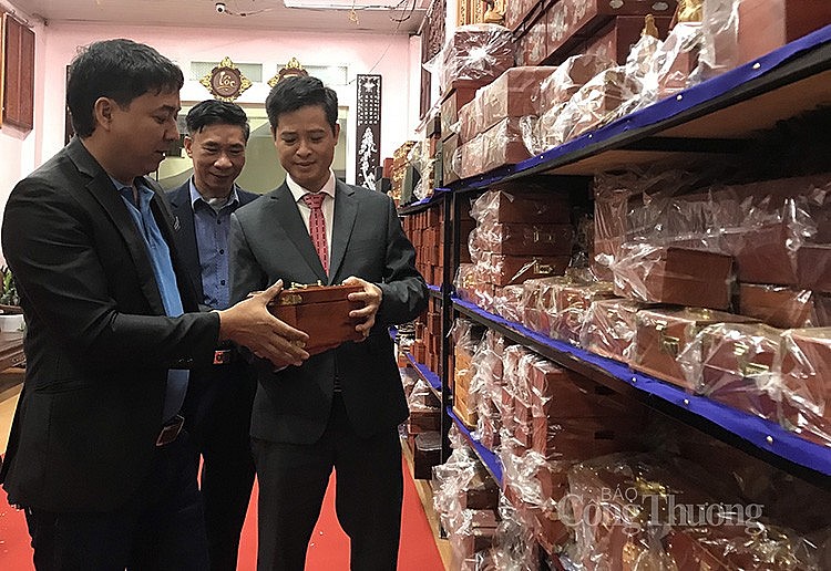 Điểm giới thiệu và bán sản phẩm OCOP trên địa bàn huyện Phú Xuyên nằm tại Cơ sở sản xuất đồ gỗ mỹ nghệ Phú Lợi, thôn Thanh Sơn, xã Sơn Hà Điểm giới thiệu và bán sản phẩm OCOP trên địa bàn huyện Phú Xuyên nằm tại Cơ sở sản xuất đồ gỗ mỹ nghệ Phú Lợi, thôn Thanh Sơn, xã Sơn Hà