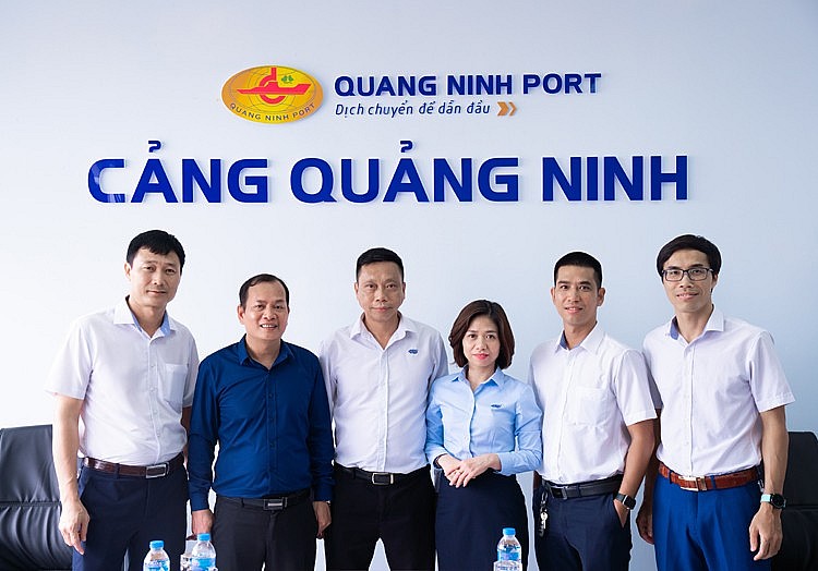 Ông Nguyễn Văn Mạnh và ông Phạm Thanh Dương (lần lượt thứ 2 và thứ 3 từ trái sang) Ông Nguyễn Văn Mạnh và ông Phạm Thanh Dương (lần lượt thứ 2 và thứ 3 từ trái sang)
