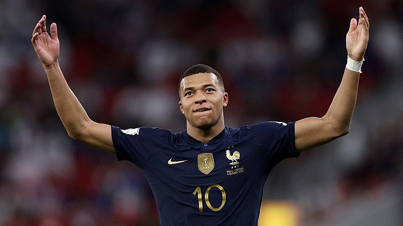 Kylian Mbappé ghi hai bàn thắng đẹp mắt giúp Pháp dẫn trước Ba Lan. (Ảnh: Fox Sports)