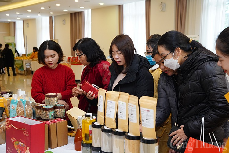 Vai trò của công đoàn trong kết nối cung cầu hàng Việt Nam tại thị trường trong nước Vai trò của công đoàn trong kết nối cung cầu hàng Việt Nam tại thị trường trong nước