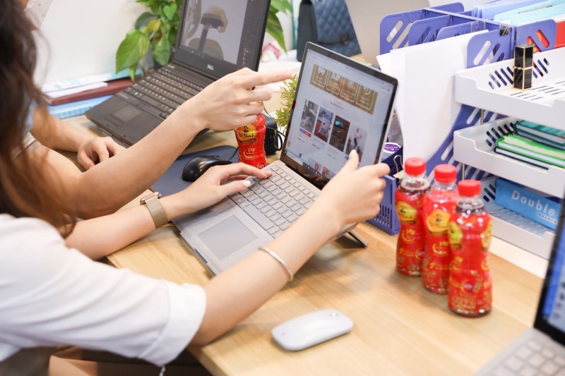 Dù bị “hội chứng” nóng trong người mỗi cuối năm nhưng Gen Z vẫn tươi tắn cân mọi lễ hội giáng sinh, năm mới Dù bị “hội chứng” nóng trong người mỗi cuối năm nhưng Gen Z vẫn tươi tắn cân mọi lễ hội giáng sinh, năm mới