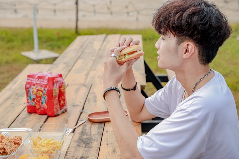 Dù bị “hội chứng” nóng trong người mỗi cuối năm nhưng Gen Z vẫn tươi tắn cân mọi lễ hội giáng sinh, năm mới Dù bị “hội chứng” nóng trong người mỗi cuối năm nhưng Gen Z vẫn tươi tắn cân mọi lễ hội giáng sinh, năm mới