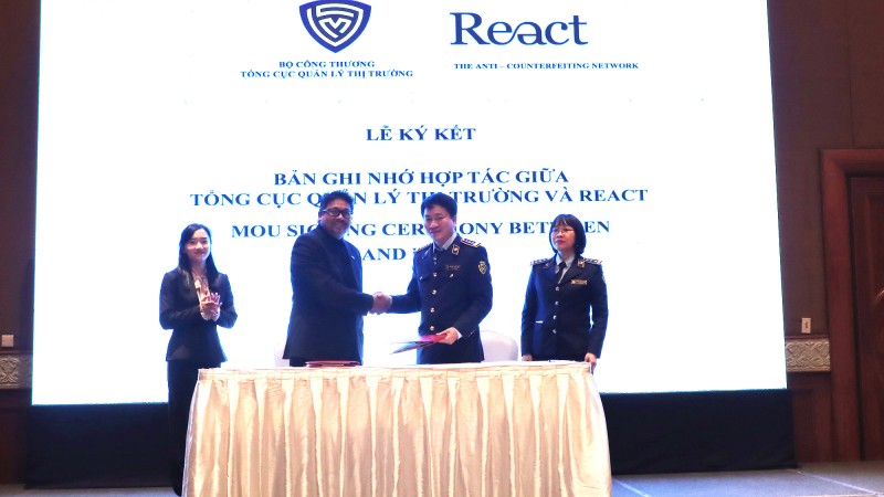 Lãnh đạo Tổng cục QLTT và đại diện React khu vực châu Á Thái Bình Dương ký kết Biên bản ghi nhớ hợp tác nhằm nâng cao hiệu quả đấu tranh chống hàng giả, xâm phạm quyền sở hữu trí tuệ