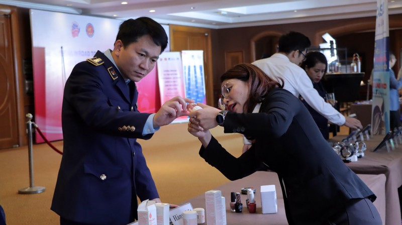 Trong khuôn khổ Lễ ký kết, các doanh nghiệp thành viên của React đã tổ chức trưng bày, giới thiệu nhận diện các dấu hiệu hàng thật - hàng giả