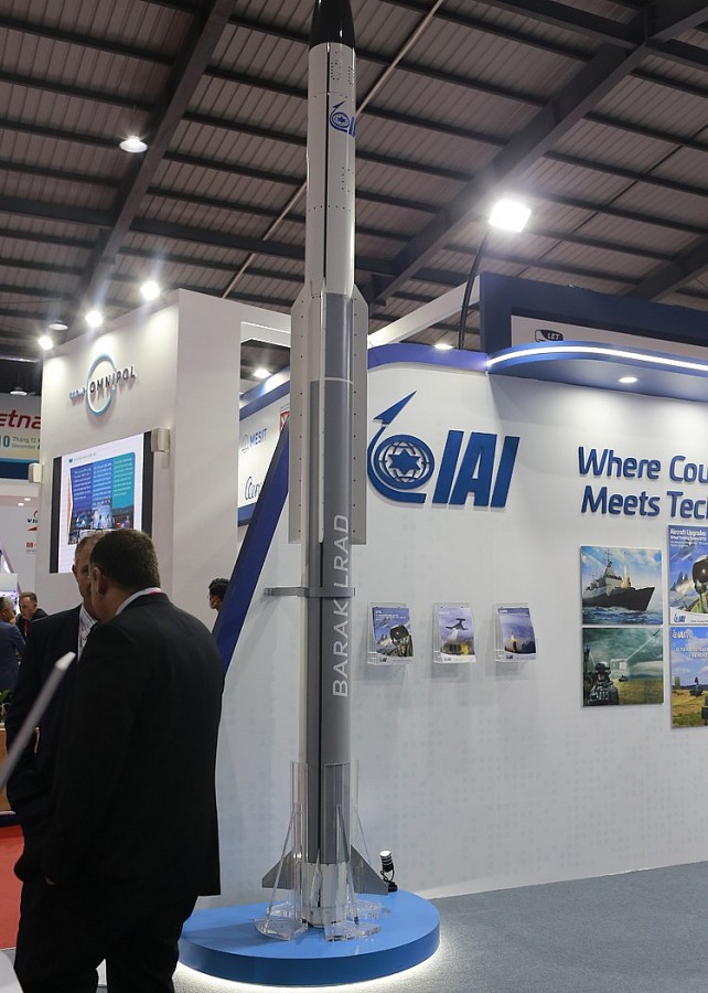 Đạn tên lửa trong tổ hợp tên lửa phòng không Barak-8 được Israel giới thiệu tại Việt Nam. Đạn tên lửa trong tổ hợp tên lửa phòng không Barak-8 được Israel giới thiệu tại Việt Nam.