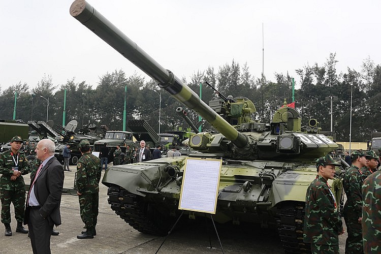 Một trong những tiêu điểm của triển lãm chính là mẫu xe tăng T-90S và bản T-90SK (xe chỉ huy) trưng bày tại không gian ngoài trời tại triển lãm. Một trong những tiêu điểm của triển lãm chính là mẫu xe tăng T-90S và bản T-90SK (xe chỉ huy) trưng bày tại không gian ngoài trời tại triển lãm.