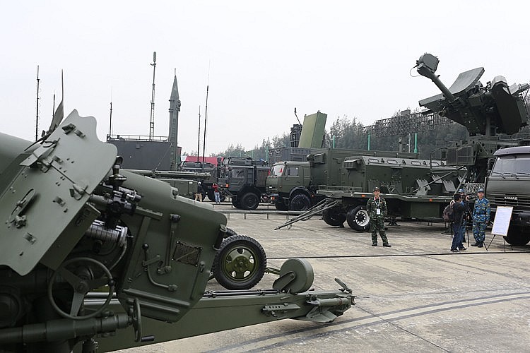 Những khí tài quân sự hiện đại nằm trong biên chế Quân đội nhân dân Việt Nam, trong đó điểm nhấn là tên lửa đạn đạo chiến thuật Scud-B (ở giữa) có tầm bắn lên tới hơn 300km. Những khí tài quân sự hiện đại nằm trong biên chế Quân đội nhân dân Việt Nam, trong đó điểm nhấn là tên lửa đạn đạo chiến thuật Scud-B (ở giữa) có tầm bắn lên tới hơn 300km.