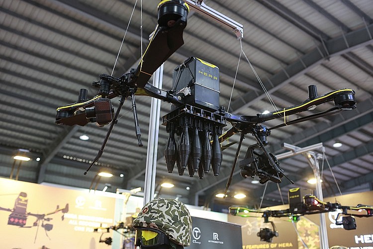 UAV tấn công do hãng chế tạo tư nhân Hera của Việt Nam tự phát triển. UAV tấn công do hãng chế tạo tư nhân Hera của Việt Nam tự phát triển.