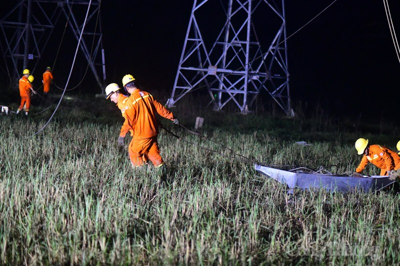 Một đêm trên công trường đường dây 500kV Hà Tĩnh- Nho Quan Một đêm trên công trường đường dây 500kV Hà Tĩnh- Nho Quan