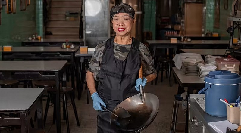 Bà Jay Fai tại quán ăn nhận được 1 sao Michelin của mình