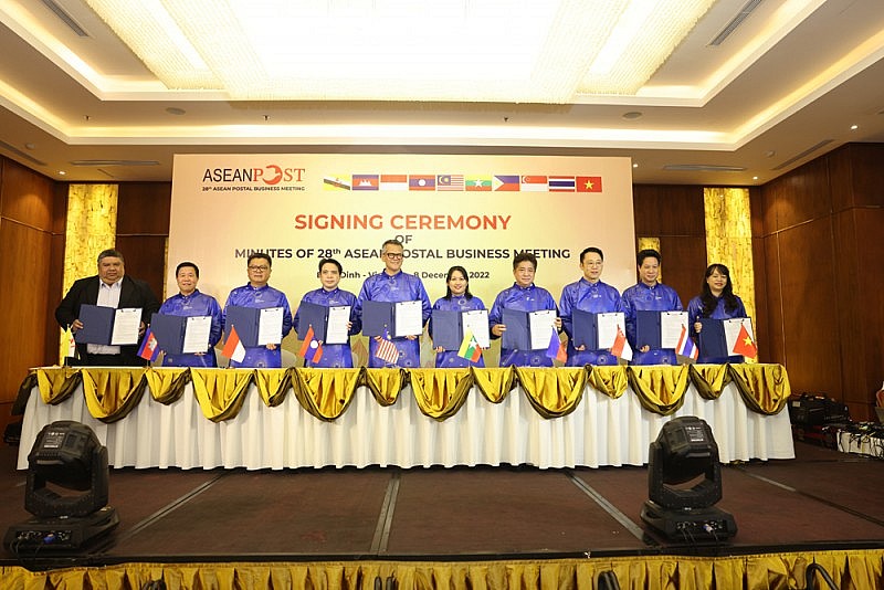 Đại diện bưu chính các nước ký biên bản Hội nghị ASEANPOST