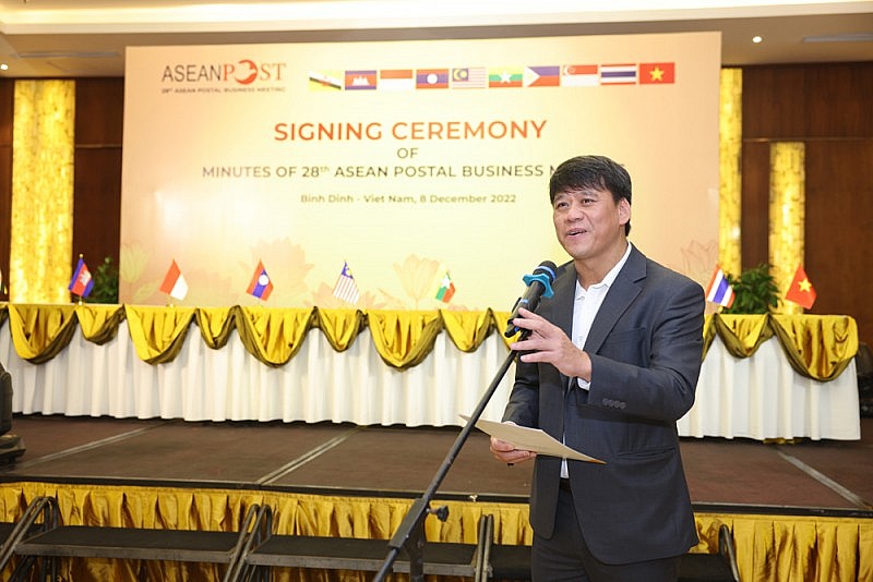 Thành viên HĐTV Vietnam Post Phan Thảo Nguyên phát biểu tại lễ ký biên bản Hội nghị