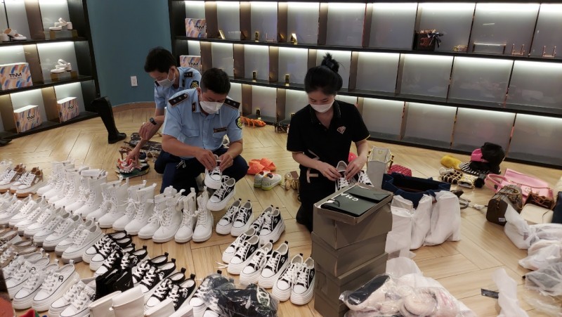 Lực lượng QLTT TP HCM kiểm tra hàng hóa tại cơ sở kinh doanh Lực lượng QLTT TP HCM kiểm tra hàng hóa tại cơ sở kinh doanh