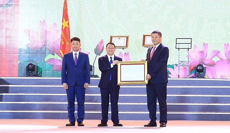 Phó Chủ tịch UBND TP Hà Nội Nguyễn Mạnh Quyền trao quyết định công nhận điểm du lịch Di tích Quốc gia đặc biệt Đền Hai Bà Trưng Phó Chủ tịch UBND TP Hà Nội Nguyễn Mạnh Quyền trao quyết định công nhận điểm du lịch Di tích Quốc gia đặc biệt Đền Hai Bà Trưng