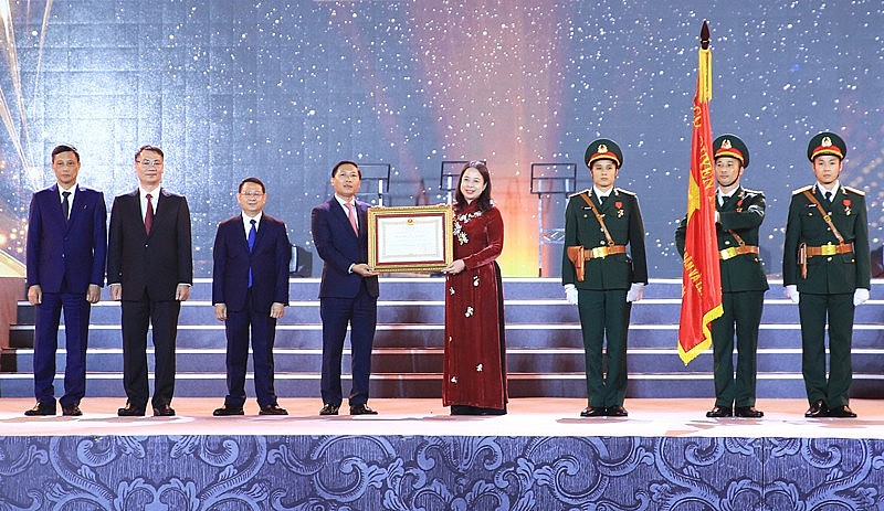 Lãnh đạo huyện Mê Linh đón nhận Huân chương Lao động hạng Ba từ Phó Chủ tịch nước Võ Thị Ánh Xuân Lãnh đạo huyện Mê Linh đón nhận Huân chương Lao động hạng Ba từ Phó Chủ tịch nước Võ Thị Ánh Xuân