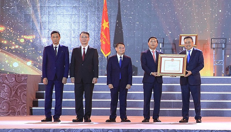 Chủ tịch UBND TP Hà Nội Trần Sỹ Thanh trao Quyết định công nhận Huyện Mê Linh đạt chuẩn nông thôn mới Chủ tịch UBND TP Hà Nội Trần Sỹ Thanh trao Quyết định công nhận Huyện Mê Linh đạt chuẩn nông thôn mới