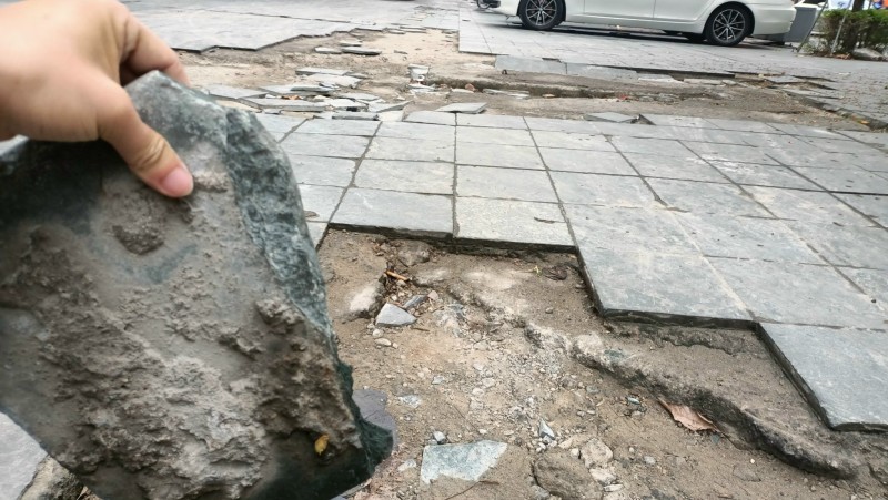 Hà Nội: Đá lát vỉa hè có "độ bền 70 năm" bị hỏng tiếp tục được thay thế Hà Nội: Đá lát vỉa hè có "độ bền 70 năm" bị hỏng tiếp tục được thay thế