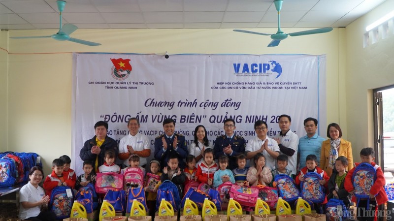 Trao quà cho các em học sinh tại điểm trường và hộ gia đình có hoàn cảnh khó khăn tại thôn Khe Pụt, xã Thanh Sơn, huyện Ba Chẽ