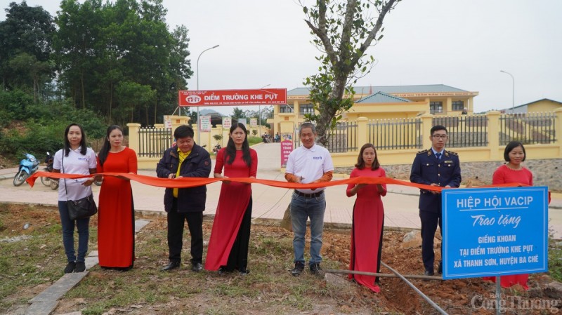 Cắt băng khánh thành giếng VACIP cho trường