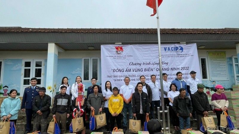 được trao tặng cho các em học sinh và hộ gia đình có hoàn cảnh khó khăn tại điểm trường Khe Tiền, Khe Mọi và Song Mooc, xã Đồng Văn , huyện Bình Liêu