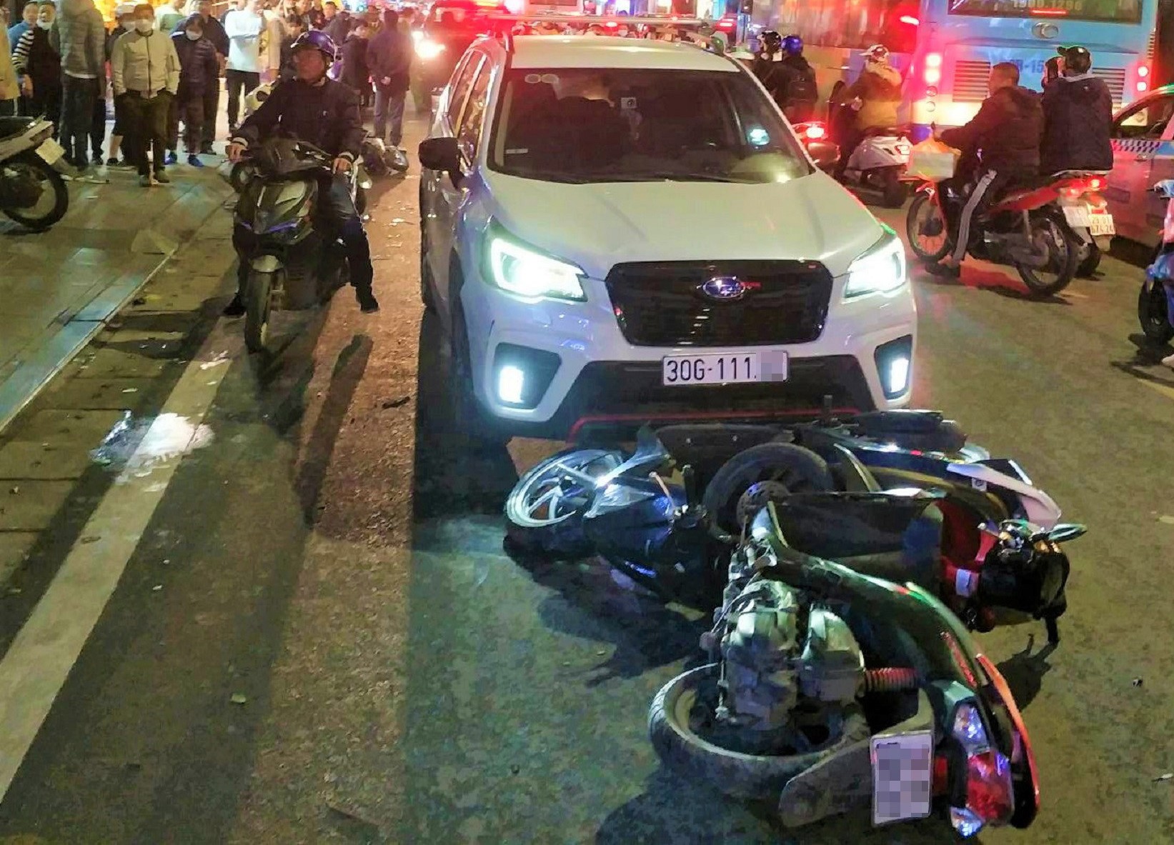 Hà Nội: Ô tô gây tai nạn liên hoàn, đâm 10 xe máy trên phố Bạch Mai