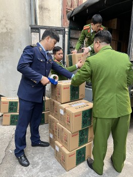 Hà Nội: Phát hiện cơ sở sản xuất bánh gạo giả mạo xuất xứ, “đội lốt” hàng Nhật Bản