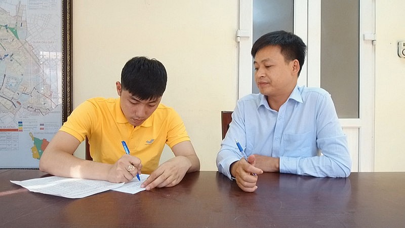 Các điều tra viên của Bưu điện Việt Nam tiến hành điều tra, thu thập thông tin khảo sát về sự hài lòng của người dân Các điều tra viên của Bưu điện Việt Nam tiến hành điều tra, thu thập thông tin khảo sát về sự hài lòng của người dân