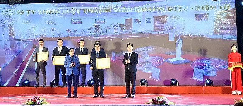 Tôn vinh 33 sản phẩm công nghiệp chủ lực thành phố Hà Nội năm 2022 Tôn vinh 33 sản phẩm công nghiệp chủ lực thành phố Hà Nội năm 2022