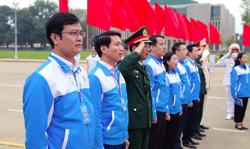 Ủy viên dự khuyết Trung ương Đảng, Bí thư thứ nhất Trung ương Đoàn Bùi Quang Huy cùng các đại biểu làm lễ báo công dâng Bác Ủy viên dự khuyết Trung ương Đảng, Bí thư thứ nhất Trung ương Đoàn Bùi Quang Huy cùng các đại biểu làm lễ báo công dâng Bác