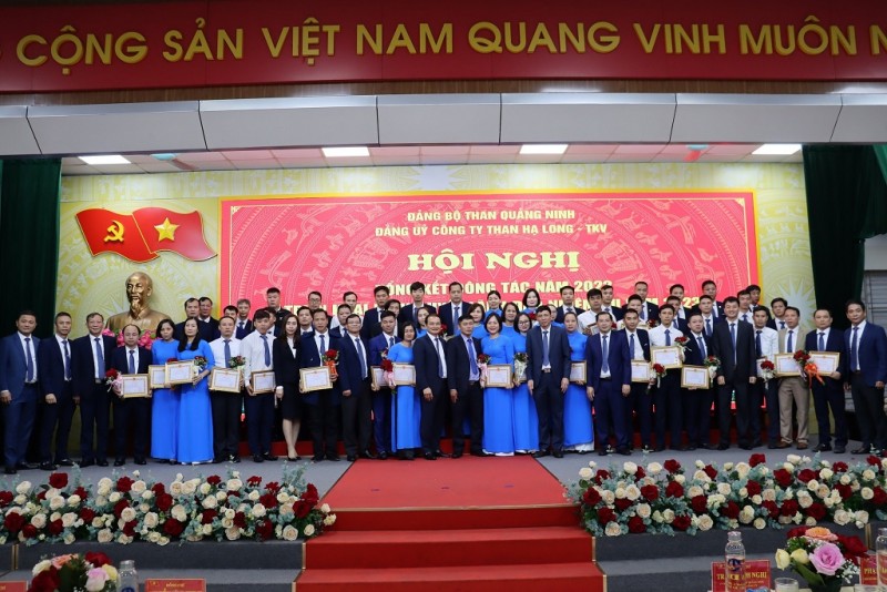 Các Đảng viên xuất sắc được nhận bằng khen năm 2022 Các Đảng viên xuất sắc được nhận bằng khen năm 2022