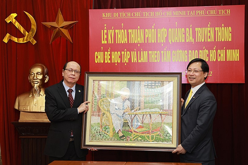 Tổng giám đốc TCT Bưu điện Việt Nam tặng tranh tem cho đại diện lãnh đạo Khu di tích Chủ tịch Hồ Chí Minh tại Phủ Chủ tịch