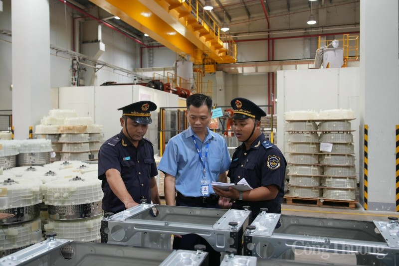 Để tạo thuận lợi hơn nữa cho hoạt động xuất khẩu, nhập khẩu, Chính phủ đang tiếp tục chỉ đạo Bộ Tài chính, Tổng cục Hải quan tiếp tục triển khai mạnh mẽ và quyết liệt cải cách thủ tục hành chính, chuyển đổi số Để tạo thuận lợi hơn nữa cho hoạt động xuất khẩu, nhập khẩu, Chính phủ đang tiếp tục chỉ đạo Bộ Tài chính, Tổng cục Hải quan tiếp tục triển khai mạnh mẽ và quyết liệt cải cách thủ tục hành chính, chuyển đổi số