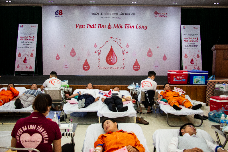 Quang cảnh CBCNV ngành điện tham gia chương trình Tuần lễ hồng EVN lần thứ VIII tại PC Kon Tum Quang cảnh CBCNV ngành điện tham gia chương trình Tuần lễ hồng EVN lần thứ VIII tại PC Kon Tum