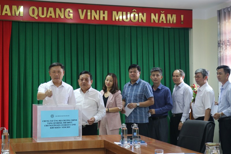 Đắk Lắk: Trao tặng sổ BHXH và thẻ BHYT cho người dân có hoàn cảnh khó khăn Đắk Lắk: Trao tặng sổ BHXH và thẻ BHYT cho người dân có hoàn cảnh khó khăn