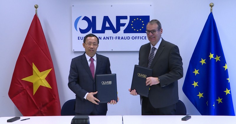 ổng cục trưởng Tổng cục Hải quan Nguyễn Văn Cẩn ký Thỏa thuận hợp tác hành chính trong lĩnh vực hải quan giữa Bộ Tài chính Việt Nam và Cơ quan chống gian lận Châu Âu (OLAF) ổng cục trưởng Tổng cục Hải quan Nguyễn Văn Cẩn ký Thỏa thuận hợp tác hành chính trong lĩnh vực hải quan giữa Bộ Tài chính Việt Nam và Cơ quan chống gian lận Châu Âu (OLAF)
