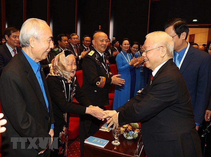 Tổng Bí thư Nguyễn Phú Trọng với các vị nguyên lãnh đạo Đảng, Nhà nước, Mẹ Việt Nam Anh hùng tại lễ khai mạc.