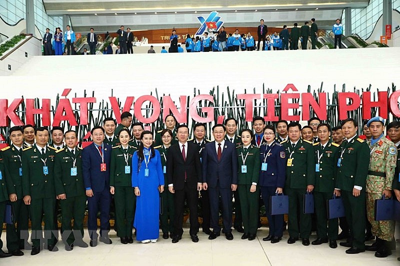 Chủ tịch Quốc hội Vương Đình Huệ, thường trực Ban Bí thư Võ Văn Thưởng với các đại biểu khối quân đội