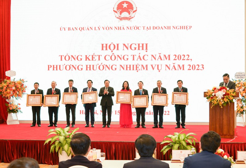 Thừa ủy quyền của Chủ tịch nước, đồng chí Nguyễn Hoàng Anh - Ủy viên Trung ương Đảng, Chủ tịch Ủy ban Quản lý vốn nhà nước tại doanh nghiệp trao Huân chương Lao động hạng nhất và hạng nhì cho các cá nhân có thành tích xuất sắc trong công tác từ năm 2016 đến năm 2020, góp phần vào sự nghiệp xây dựng chủ nghĩa xã hội và bảo vệ Tổ quốc Thừa ủy quyền của Chủ tịch nước, đồng chí Nguyễn Hoàng Anh - Ủy viên Trung ương Đảng, Chủ tịch Ủy ban Quản lý vốn nhà nước tại doanh nghiệp trao Huân chương Lao động hạng nhất và hạng nhì cho các cá nhân có thành tích xuất sắc trong công tác từ năm 2016 đến năm 2020, góp phần vào sự nghiệp xây dựng chủ nghĩa xã hội và bảo vệ Tổ quốc