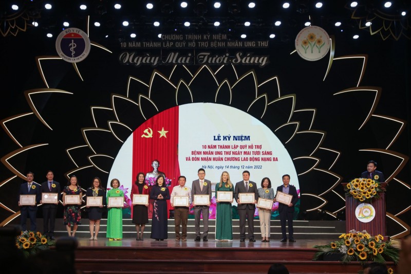 Roche Pharma Việt Nam được vinh danh vì đóng góp tích cực vào hoạt động xây dựng Quỹ hỗ trợ bệnh nhân ung thư Roche Pharma Việt Nam được vinh danh vì đóng góp tích cực vào hoạt động xây dựng Quỹ hỗ trợ bệnh nhân ung thư