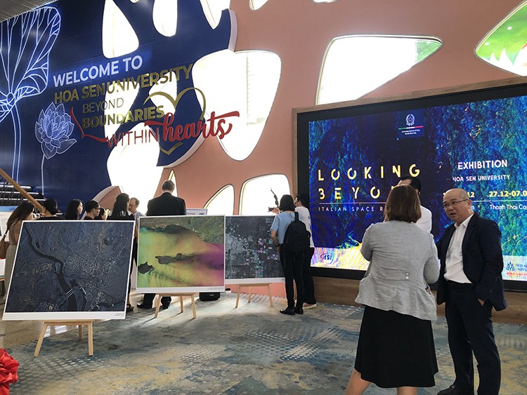 Khai mạc triển lãm tranh “Looking Beyond” tại TP. Hồ Chí Minh