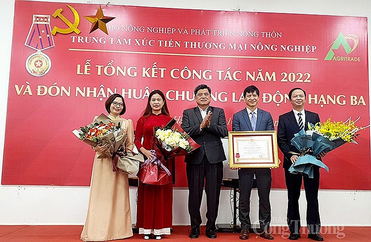 Trung tâm Xúc tiến thương mại Nông nghiệp đón nhận Huân chương Lao động hạng Ba của Chủ tịch nước. Trung tâm Xúc tiến thương mại Nông nghiệp đón nhận Huân chương Lao động hạng Ba của Chủ tịch nước.