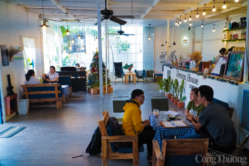 Lý do nào khiến quán cà phê tại Đà Nẵng ngưng nhận khách là trẻ em dưới 12 tuổi? Lý do nào khiến quán cà phê tại Đà Nẵng ngưng nhận khách là trẻ em dưới 12 tuổi?