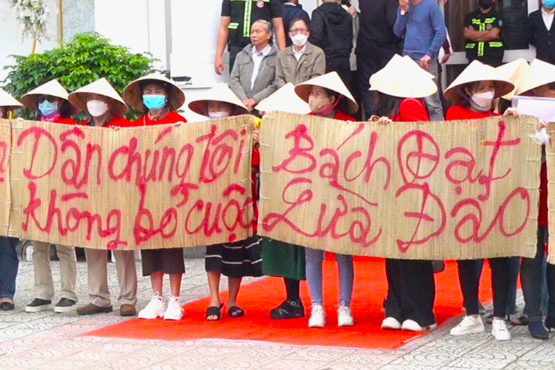 Khách hàng căng băng rôn đòi sổ đỏ các dự án do Bách Đạt An làm chủ đầu tư. Khách hàng căng băng rôn đòi sổ đỏ các dự án do Bách Đạt An làm chủ đầu tư.
