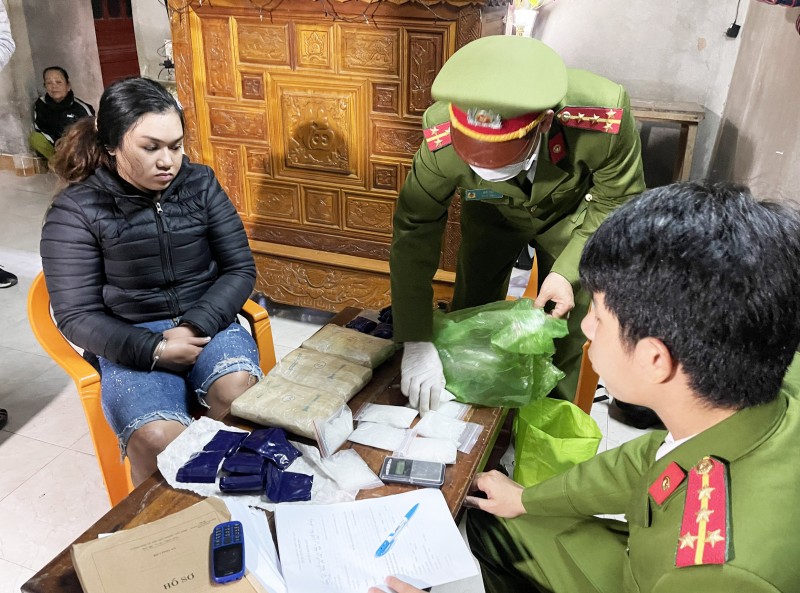 Thừa Thiên Huế: Bắt 3 đối tượng cùng 5 kg ma tuý, một khẩu súng và 40 viên đạn