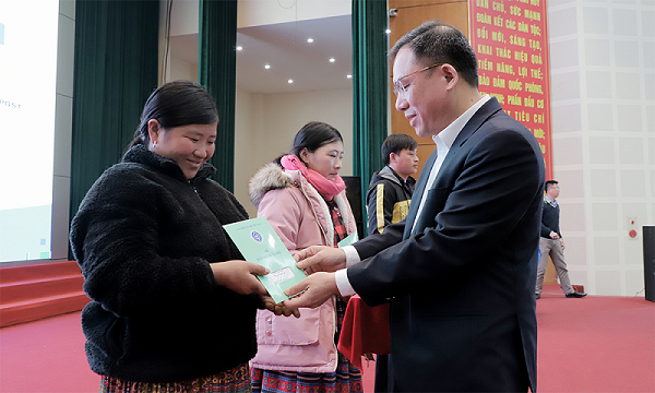 Tặng sổ bảo hiểm xã hội, thẻ bảo hiểm y tế cho người dân khó khăn tại Sơn La, Hoà Bình Tặng sổ bảo hiểm xã hội, thẻ bảo hiểm y tế cho người dân khó khăn tại Sơn La, Hoà Bình