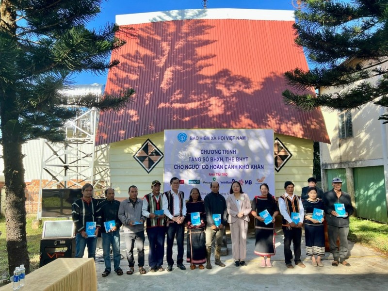 BHXH Việt Nam trao tặng 40 sổ BHXH, 240 thẻ BHYT được tặng cho người dân có hoàn cảnh khó khăn BHXH Việt Nam trao tặng 40 sổ BHXH, 240 thẻ BHYT được tặng cho người dân có hoàn cảnh khó khăn